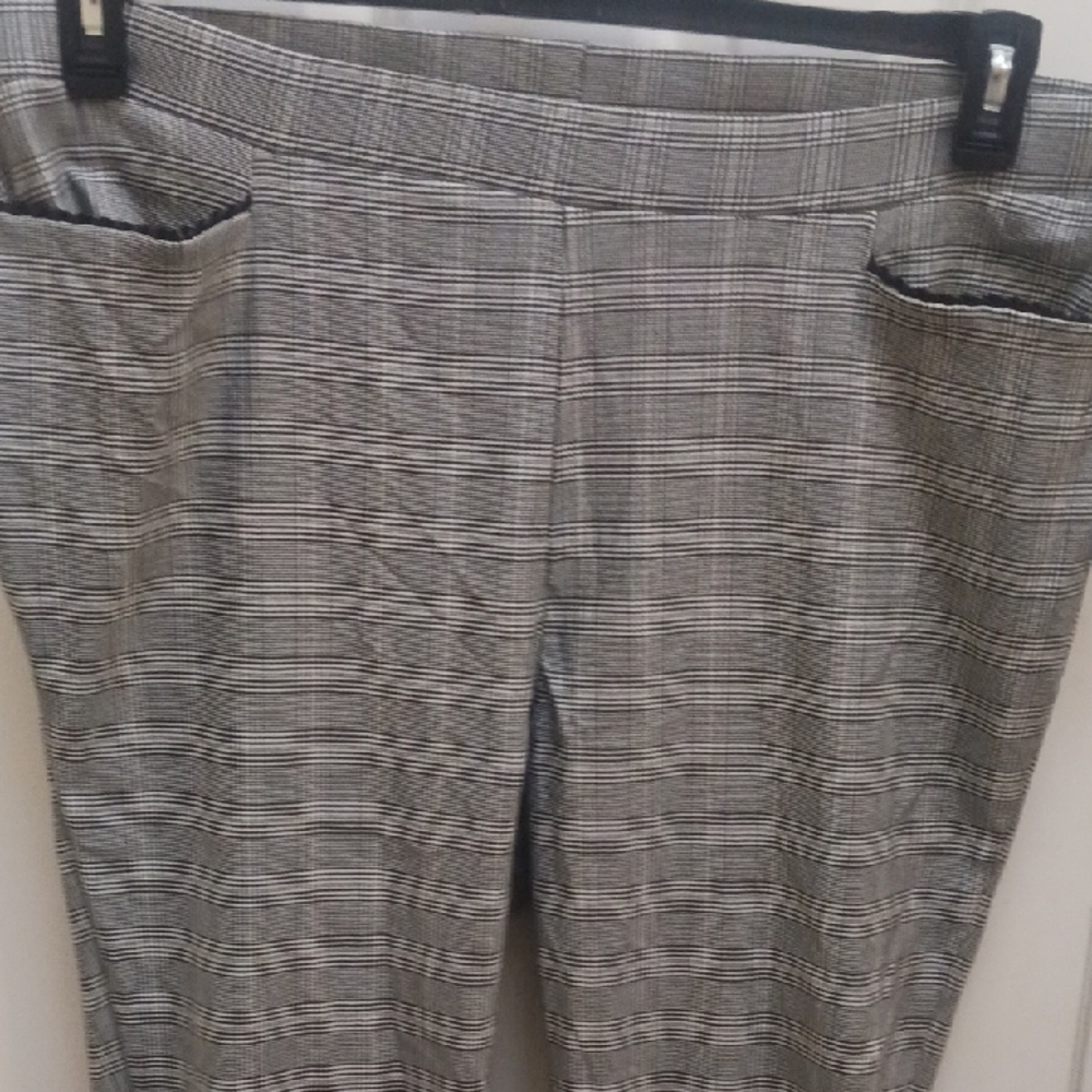 Elegant Women's Gray Plaid Cropped Pants NWT - Picture 3 of 8